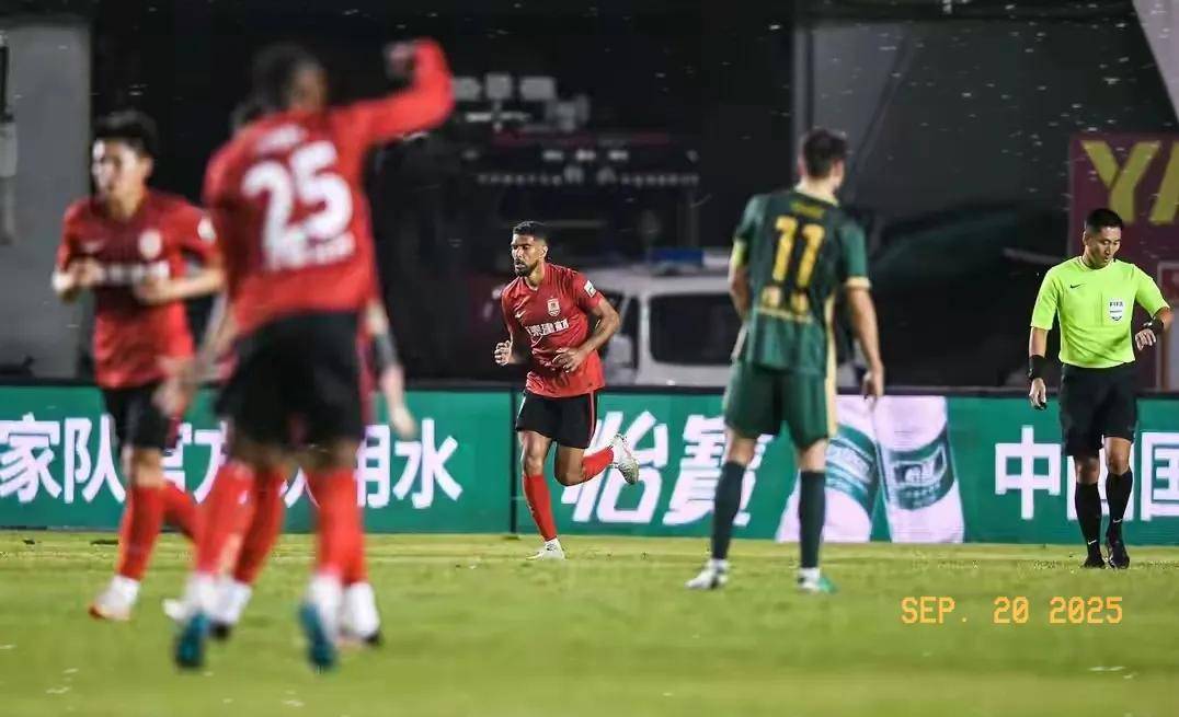 开云体育在线-中超球队热身赛遭遇失败，引发教练组紧急会议