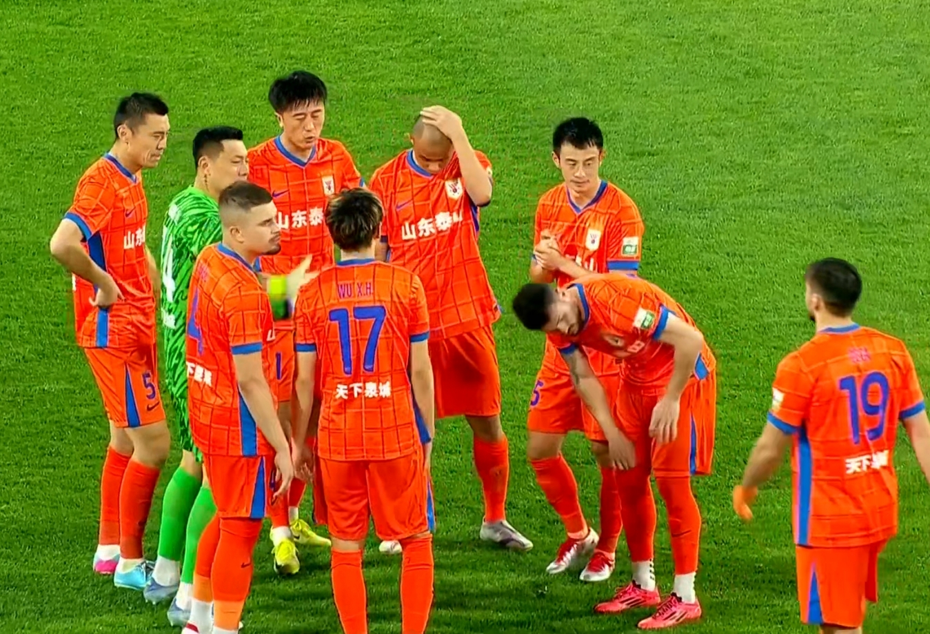 中超球队热身赛遭遇失败，引发教练组紧急会议