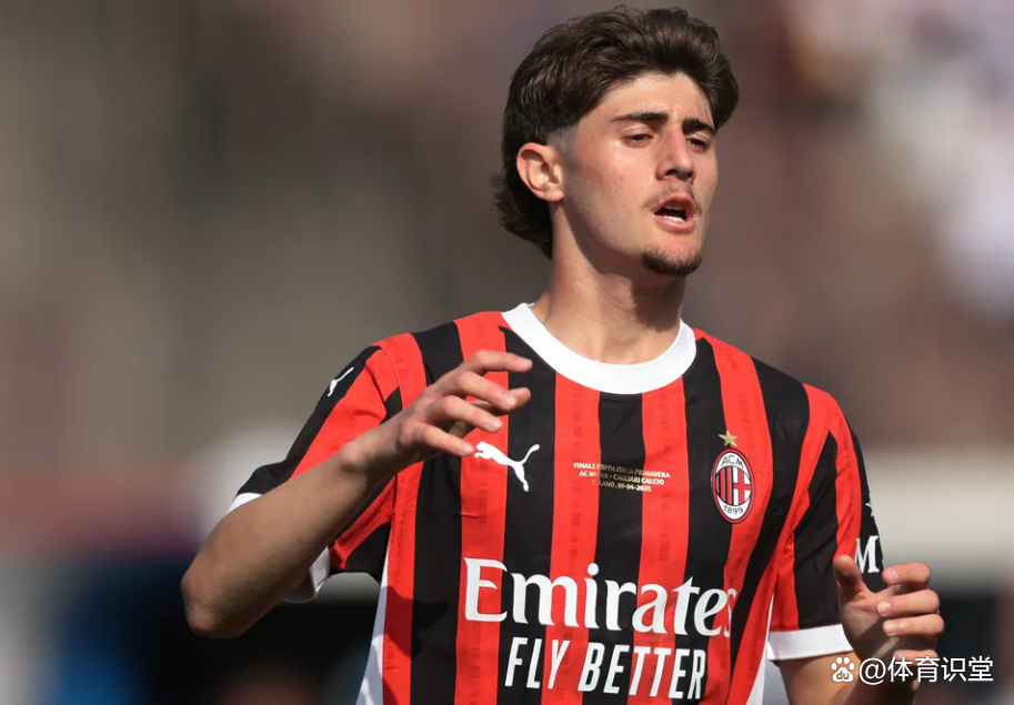 包含AC米兰解雇主教练，寻求新的带领方向的词条