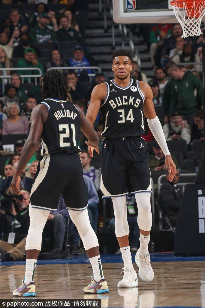 开云体育-包含雄鹿擒下胜利，新赛季开局连胜气势如虹的词条