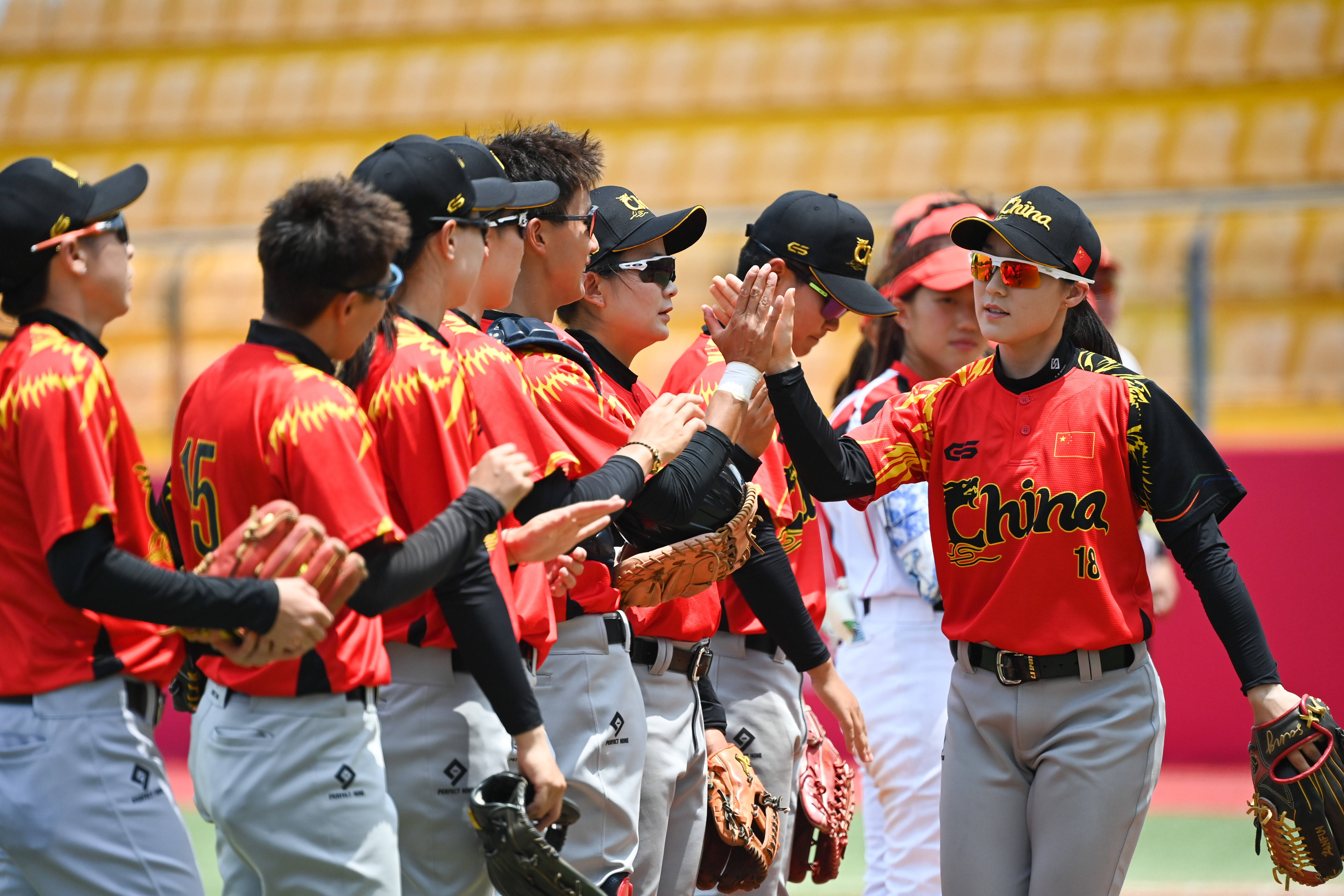 包含亚洲球队在搏杀中体现出色实力，竞争激烈的词条