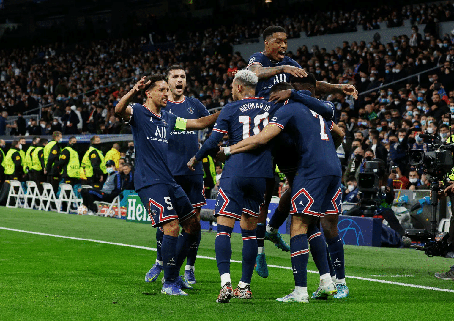 关于巴黎圣日耳曼队主场大胜对手的信息