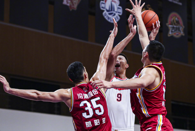 关于上海男篮客场逆转山东易建联砍下分的信息