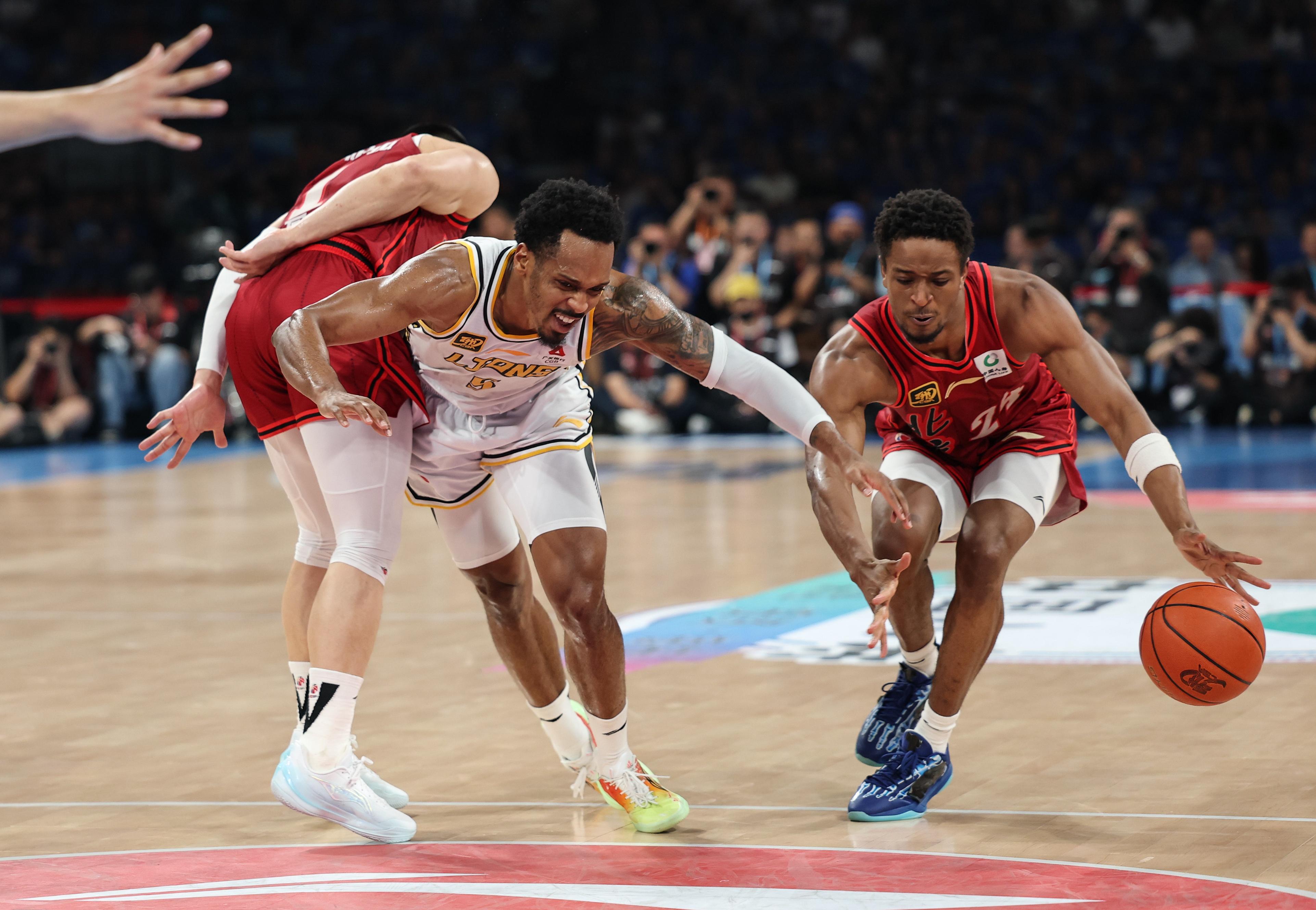 开云体育APP下载-关于马刺鏖战勇士B队，杰伦·布朗爆发神勇的信息